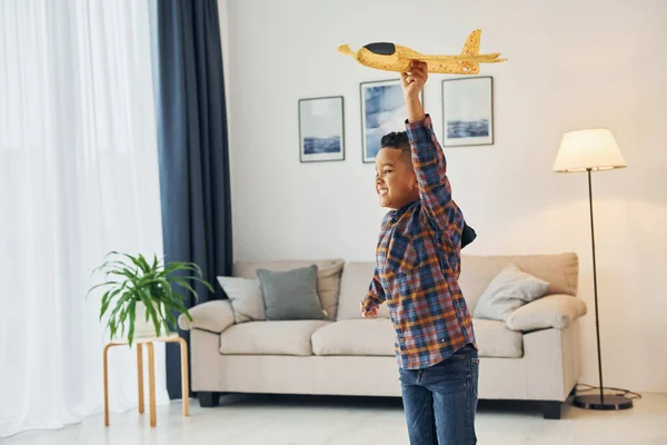 Παίζοντας Κίτρινο Παιχνίδι Αεροπλάνο Χαρούμενο Αγοράκι Είναι Στο Σπίτι Μόνο — Φωτογραφία Αρχείου
