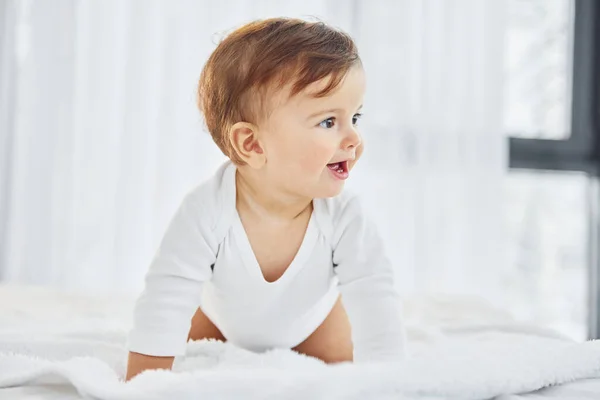 Spielen Auf Dem Bett Niedliches Kleines Baby Ist Drinnen Häuslichen — Stockfoto