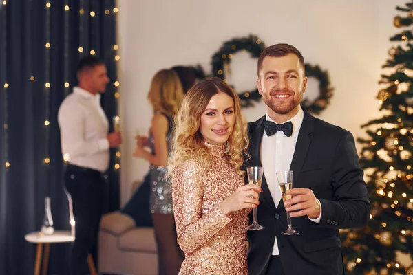 Casal Jovem Grupo Pessoas Têm Uma Festa Ano Novo Dentro — Fotografia de Stock