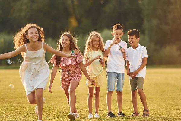 Belle Lumière Soleil Groupe Enfants Heureux Est Extérieur Sur Terrain — Photo