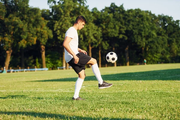 Mladý Fotbalista Trénink Sportovním Hřišti — Stock fotografie