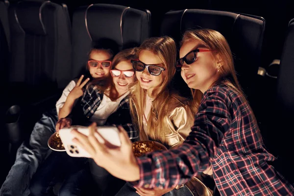 Entspannen Und Spaß Haben Gruppe Von Kindern Sitzt Kino Und — Stockfoto