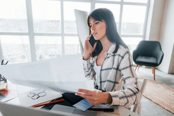 Zit Aan Tafel Jonge Vrouwelijke Freelance Medewerker Overdag Binnen — Stockfoto