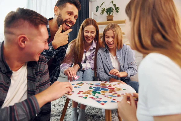 Spelar Smart Spel Grupp Vänner Har Fest Inomhus Tillsammans — Stockfoto