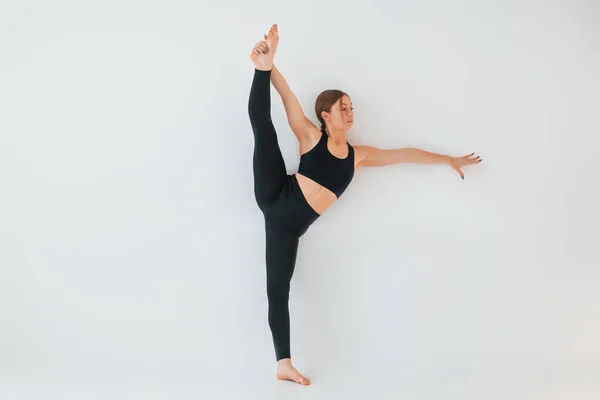 Вправи Ніг Молода Жінка Спортивному Одязі Займається Гімнастикою Приміщенні — стокове фото