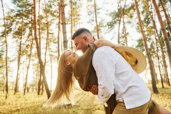 Abrazando Besando Pareja Feliz Está Aire Libre Bosque Durante Día —  Fotos de Stock