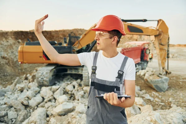 Gestión Del Proyecto Trabajador Uniforme Profesional Está Pozo Del Préstamo — Foto de Stock