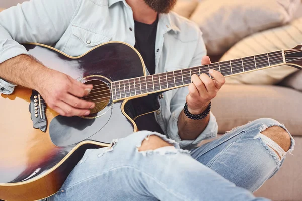 Ambiente Acogedor Hombre Ropa Casual Con Guitarra Acústica Está Interior — Foto de Stock