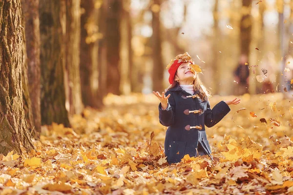 Подбрасывать Листья Воздух Милая Позитивная Девочка Веселитесь Осеннем Парке — стоковое фото