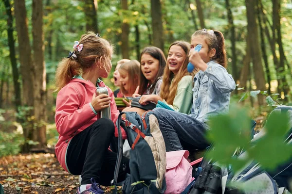 Sentado Descansar Crianças Floresta Verde Durante Dia Verão Juntas — Fotografia de Stock