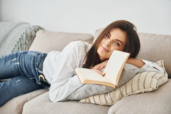 Book Beautiful Young Woman Jeans White Shirt Home — Stock Photo, Image