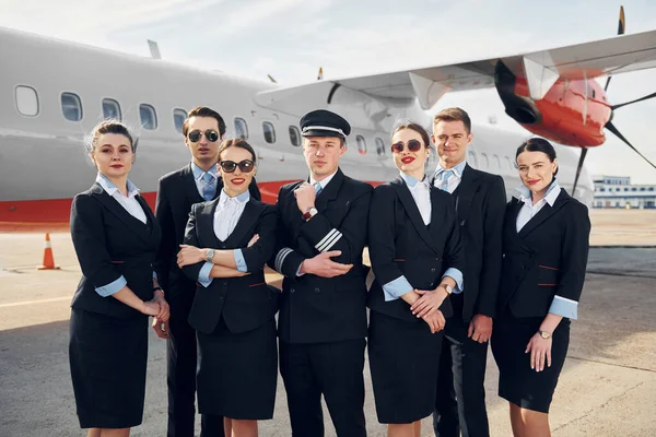 Posa Una Macchina Fotografica Equipaggio Lavoratori Aeroportuali Aerei Abiti Formali — Foto Stock