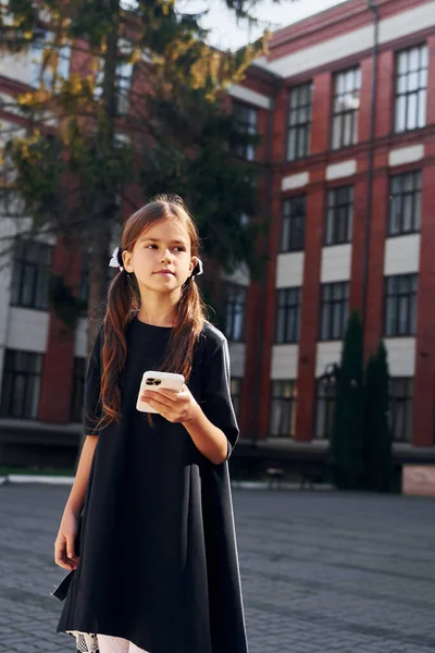 Schwarzer Uniform Schülerin Steht Der Nähe Von Schulgebäude Freien — Stockfoto