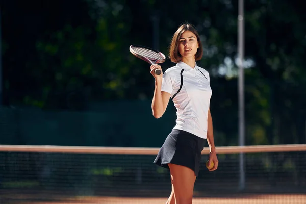 Contra Los Árboles Fondo Jugadora Tenis Femenina Está Cancha Durante — Foto de Stock