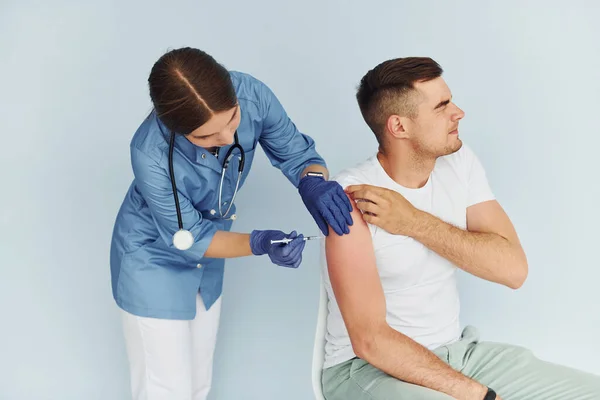 Usando Una Siringa Medico Uniforme Che Effettua Vaccinazione Paziente — Foto Stock