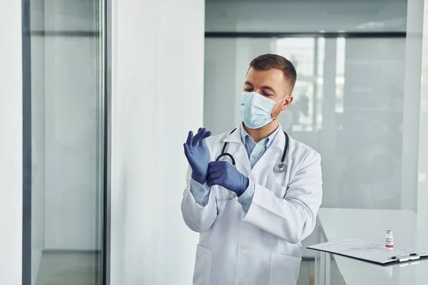 Mavi Eldivenlerle Klinikte Beyaz Önlüklü Profesyonel Doktor Var — Stok fotoğraf