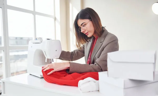 Costurera Trabaja Con Tela Roja Mujer Joven Con Ropa Formal — Foto de Stock