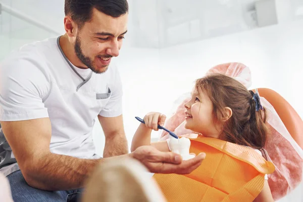 Assieds Toi Sur Chaise Petite Fille Chez Dentiste Clinique Conception — Photo