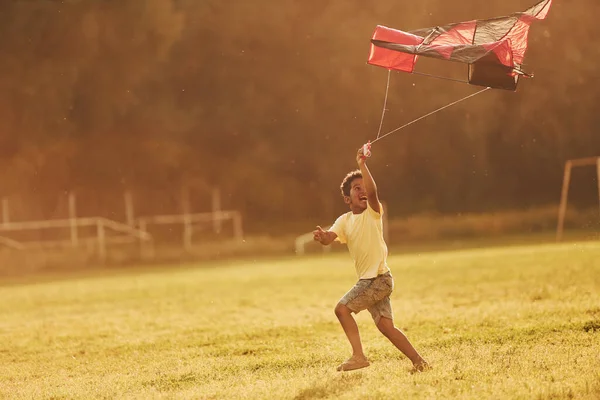 Correre Con Aquilone Rosso Bambino Afroamericano Divertono Sul Campo Durante — Foto Stock