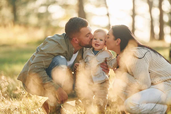 Divirtiéndose Familia Feliz Padre Madre Hija Pequeña Está Bosque —  Fotos de Stock