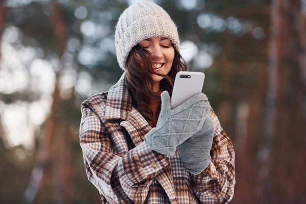 Mit Telefon Schöne Frau Warmen Kleidern Spazieren Winterwald — Stockfoto