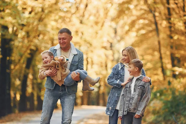 Quatre Personnes Bonne Famille Est Dans Parc Automne Ensemble — Photo