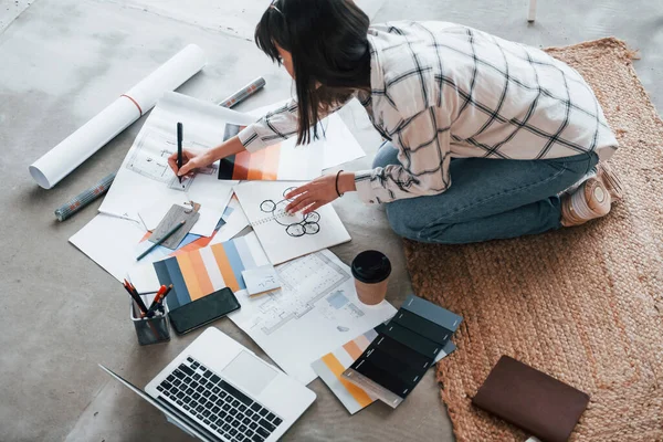 Üst Manzara. Genç bayan serbest çalışan gündüzleri evdedir..