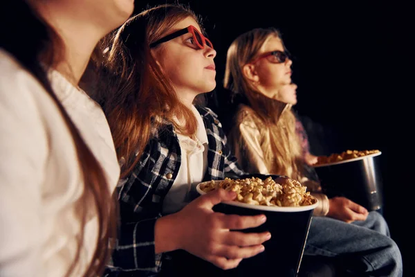 Günlük Kıyafetlerle Bir Grup Çocuk Sinemada Oturup Birlikte Film Izliyorlar — Stok fotoğraf