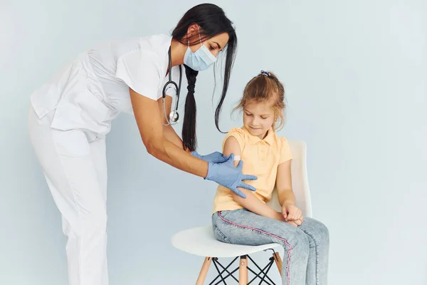 Médecin Uniforme Faisant Vaccination Petite Fille — Photo