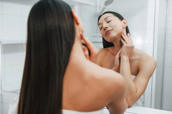 Pflege Ihrer Haut Junge Kaukasische Frau Mit Schlanker Körperform Ist — Stockfoto