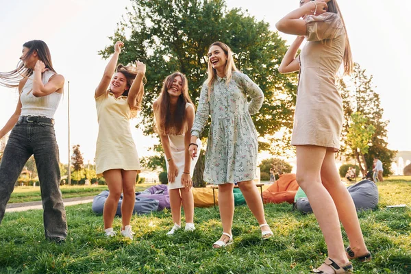 Różnych Stylowych Ubraniach Grupa Młodych Ludzi Urządza Imprezę Parku Letni — Zdjęcie stockowe