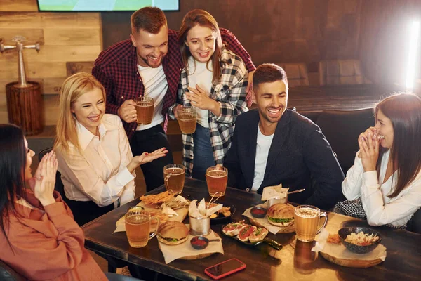 Giovani Amici Gruppo Persone Sedute Insieme Bar Con Birra — Foto Stock