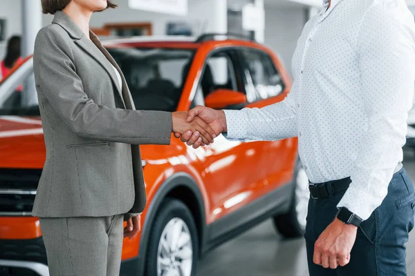 Doing Handshake Man Formal Wear Helping Customer Choice Automobile — Stock Photo, Image