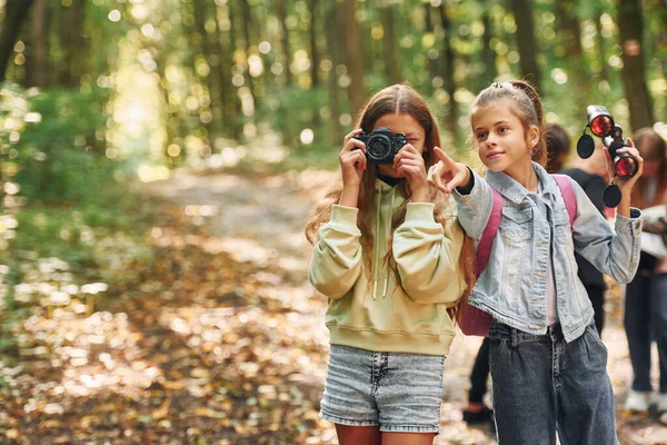 Vista Frontal Crianças Que Estão Floresta Verde Durante Dia Verão — Fotografia de Stock