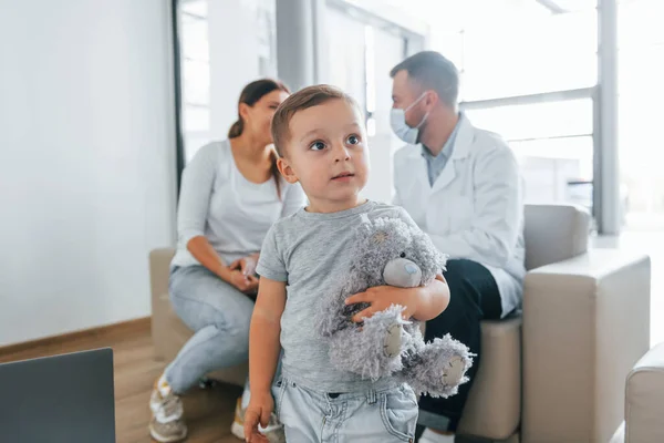 Med Lille Pojken Två Läkare Vita Rockar Kliniken Arbetar Tillsammans — Stockfoto