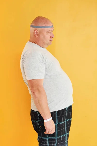 Lustiger Übergewichtiger Mann Mit Sportlicher Krawatte Vor Gelbem Hintergrund — Stockfoto