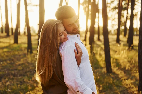 Belyst Solljus Glada Par Utomhus Skogen Dagtid — Stockfoto