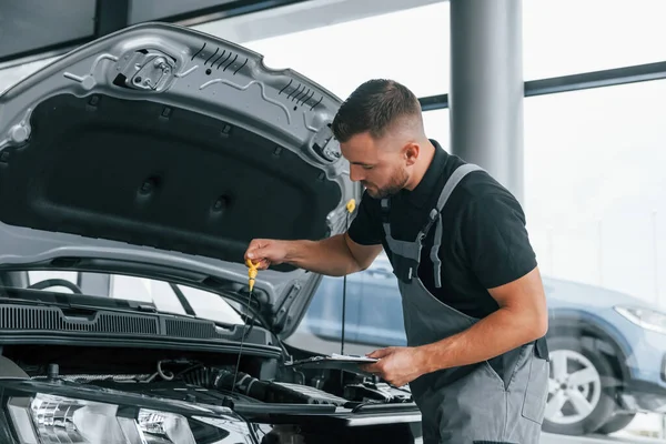 Des Problèmes Sous Capot Homme Uniforme Travaille Dans Salon Automobile — Photo