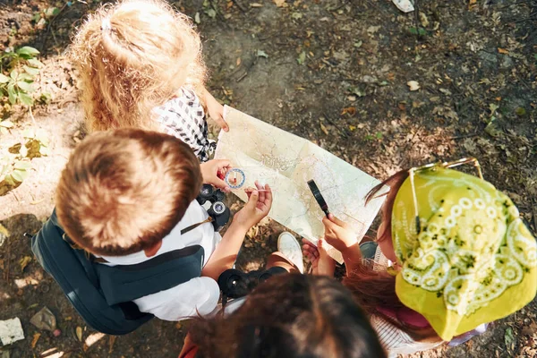 Üst Manzara Çocuklar Seyahat Ekipmanlarıyla Ormanda Geziniyorlar — Stok fotoğraf
