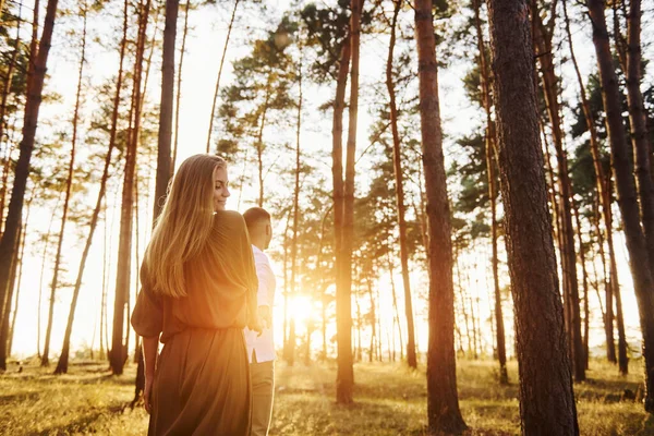 Scène Non Urbaine Happy Couple Est Extérieur Dans Forêt Jour — Photo