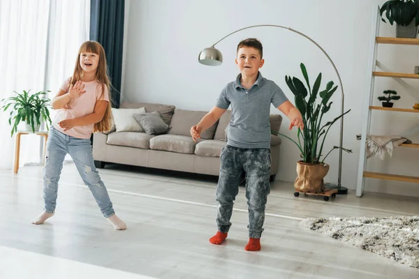 Ballando Insieme Bambini Che Divertono Nella Stanza Domestica Durante Giorno — Foto Stock