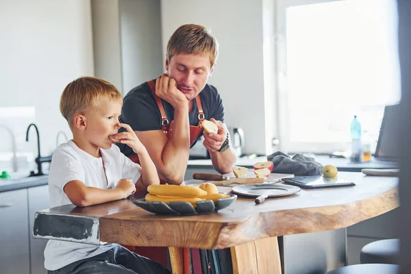 Concezione Cucina Padre Figlio Sono Casa Insieme — Foto Stock