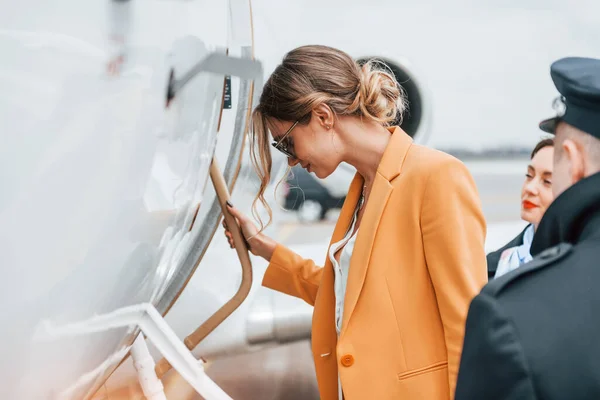 Eine Junge Frau Gelben Kleidern Wird Von Einem Mitarbeiter Der — Stockfoto