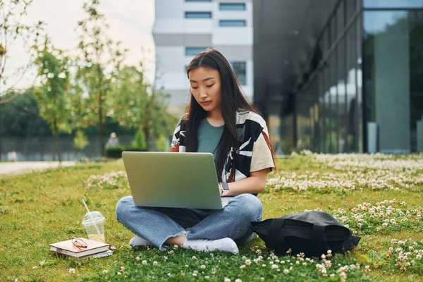 Gebruikt Laptop Jonge Aziatische Vrouw Buiten Overdag — Stockfoto