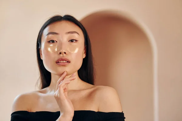 Vorstellung Von Schönheit Jung Ernst Asiatisch Frau Standing Drinnen — Stockfoto