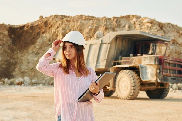 Έγγραφα Νεαρή Γυναίκα Έγγραφα Σκληρό Καπέλο Στέκεται Στο Λάκκο Δανεισμού — Φωτογραφία Αρχείου