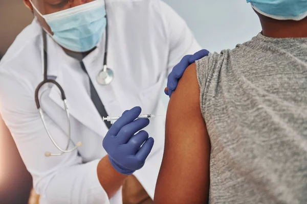 非洲裔美国专业医生在医院给病人注射疫苗 — 图库照片