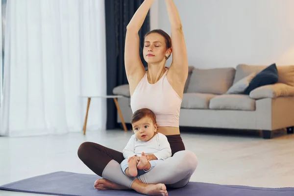 Yoga Egzersizleri Yapıyorum Anne Küçük Kızı Evde Birlikteler — Stok fotoğraf