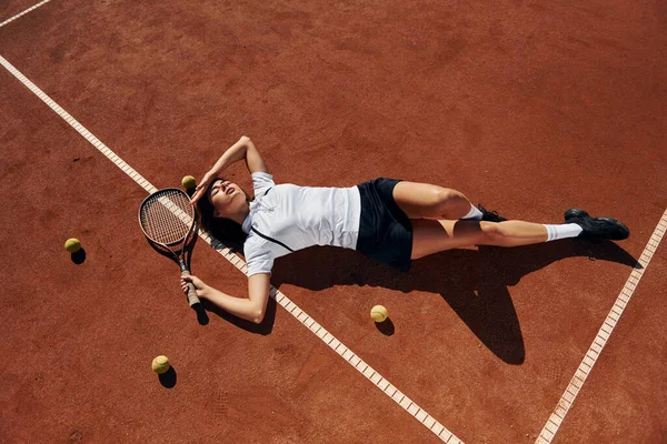 Acostado Suelo Jugadora Tenis Femenina Está Cancha Durante Día — Foto de Stock