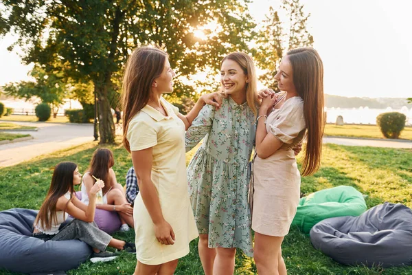 Kobiety Się Obściskują Grupa Młodych Ludzi Urządza Imprezę Parku Letni — Zdjęcie stockowe